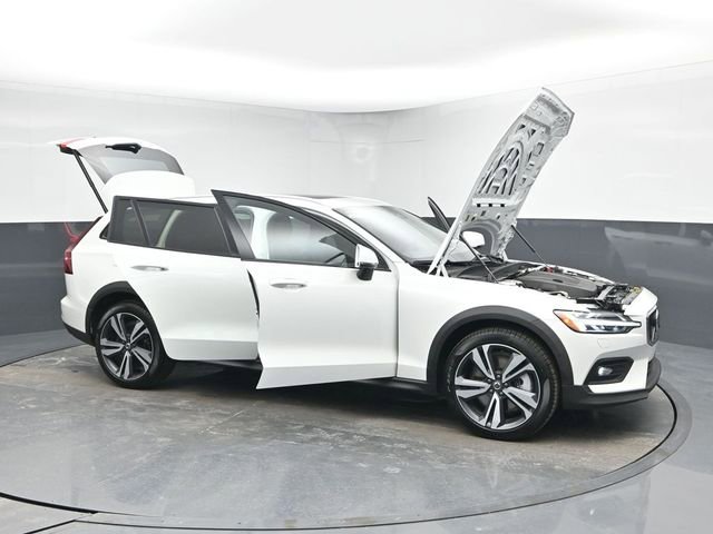Used 2025 Volvo V60 B5 Cross Country Plus image 44