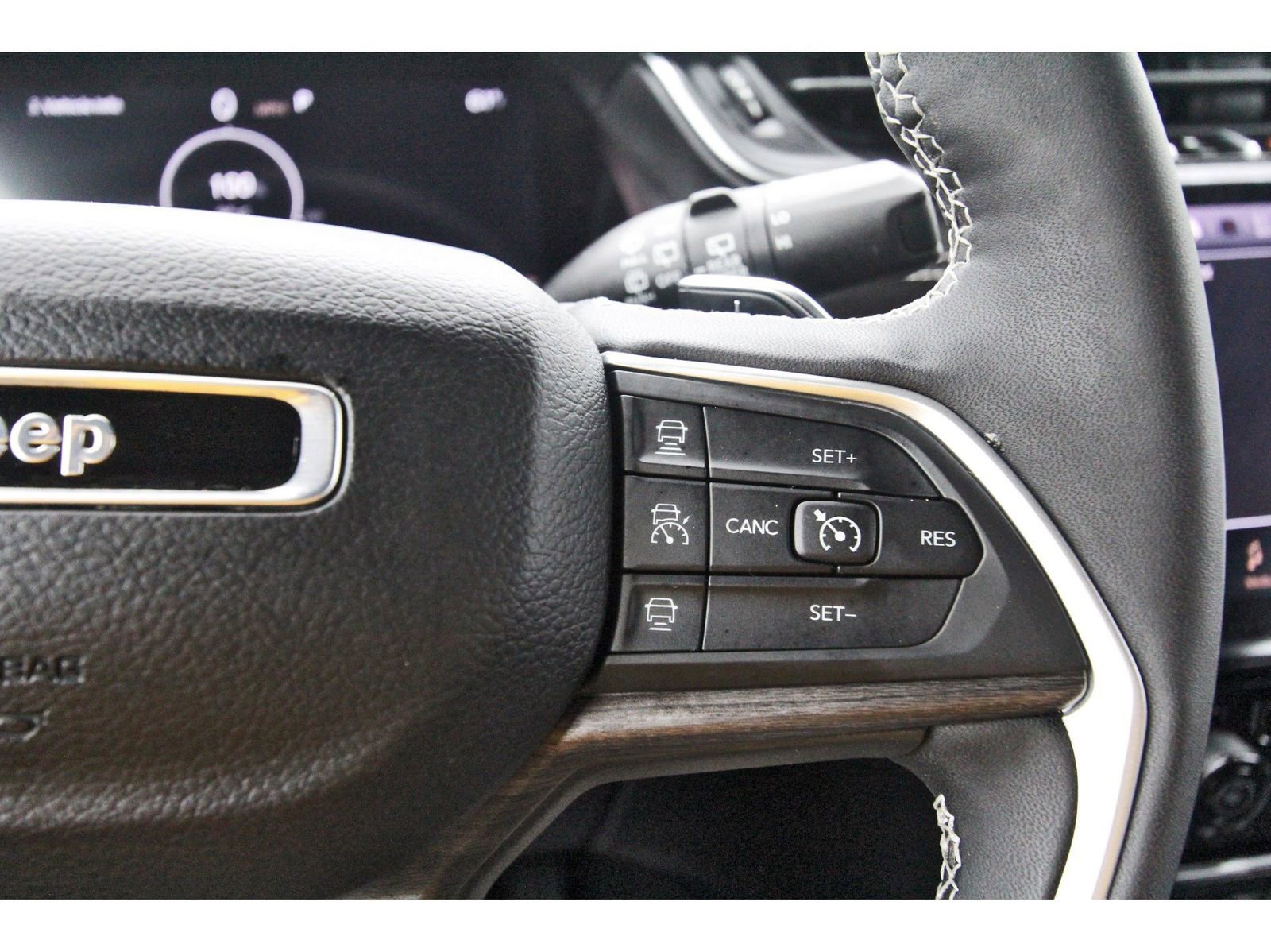 Used 2024 Jeep Grand Cherokee Limited w/ Black Appearance Package AWD/4WD image 24