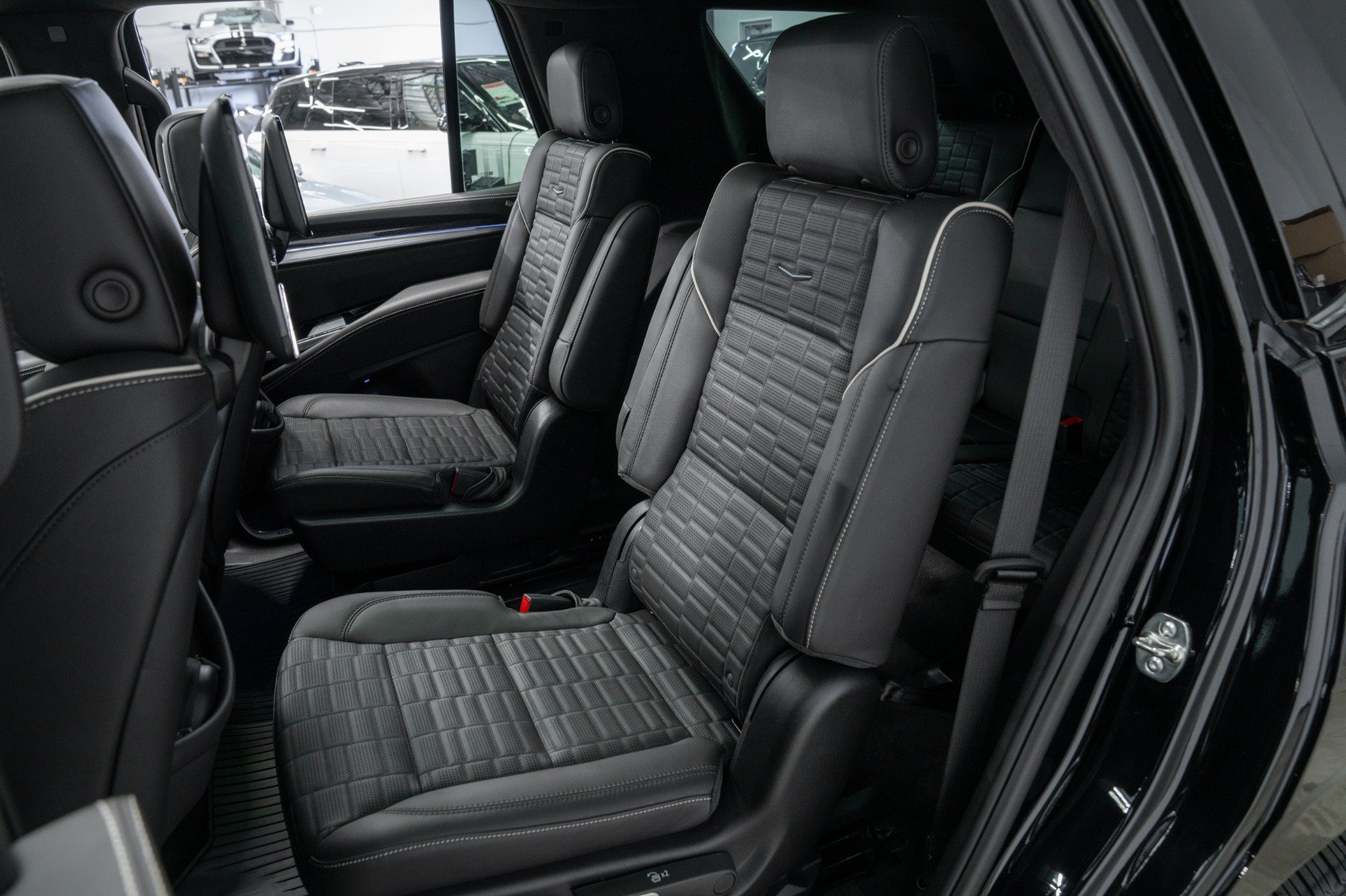 Used 2025 Cadillac Escalade V w/ LPO, ONYX Package AWD/4WD image 24