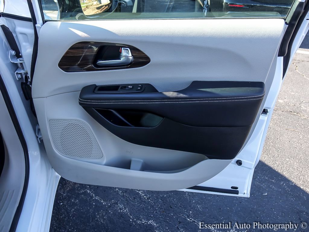 Used 2023 Chrysler Pacifica Limited image 32