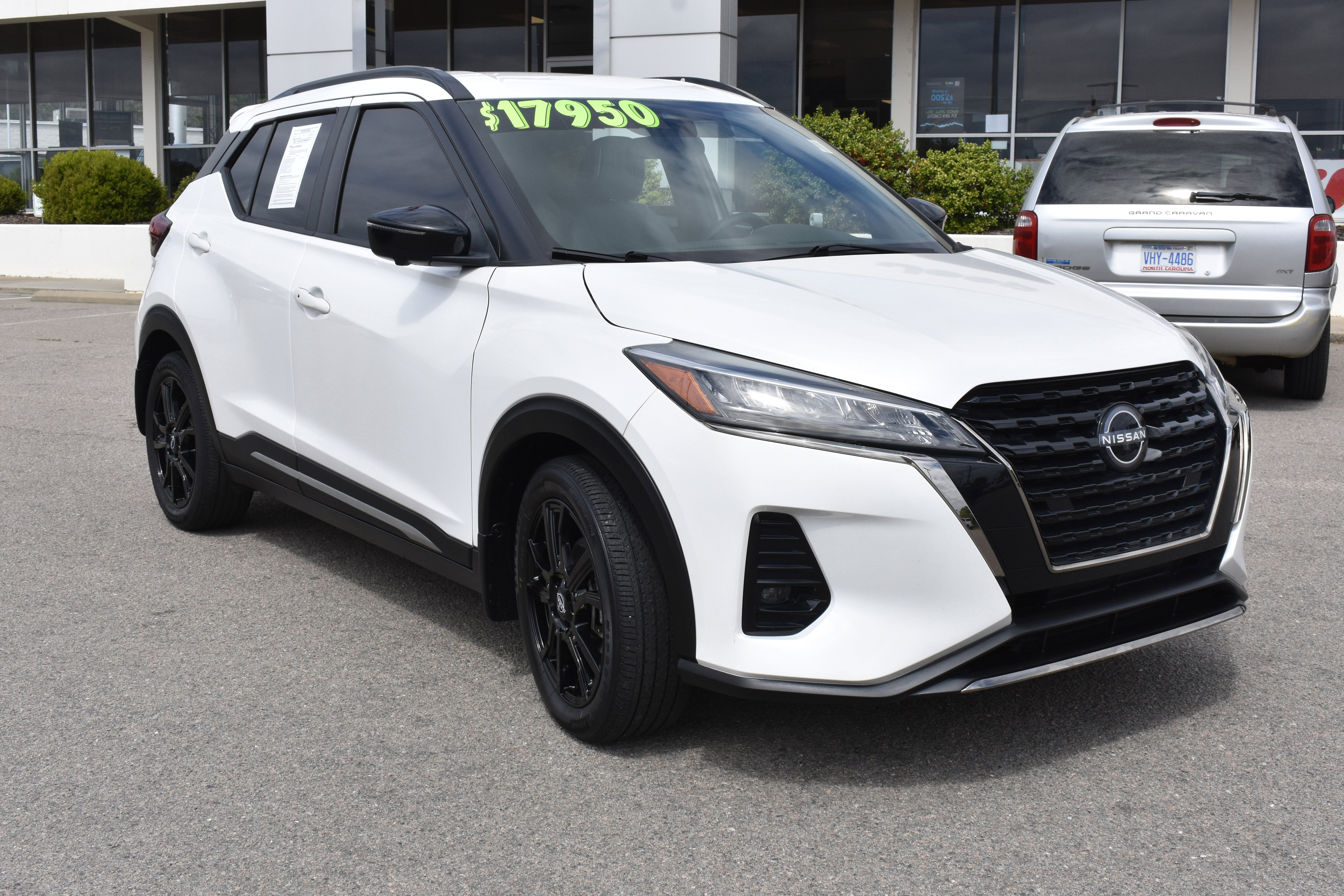 Used 2023 Nissan Kicks SR w/ SR Premium Package image 3