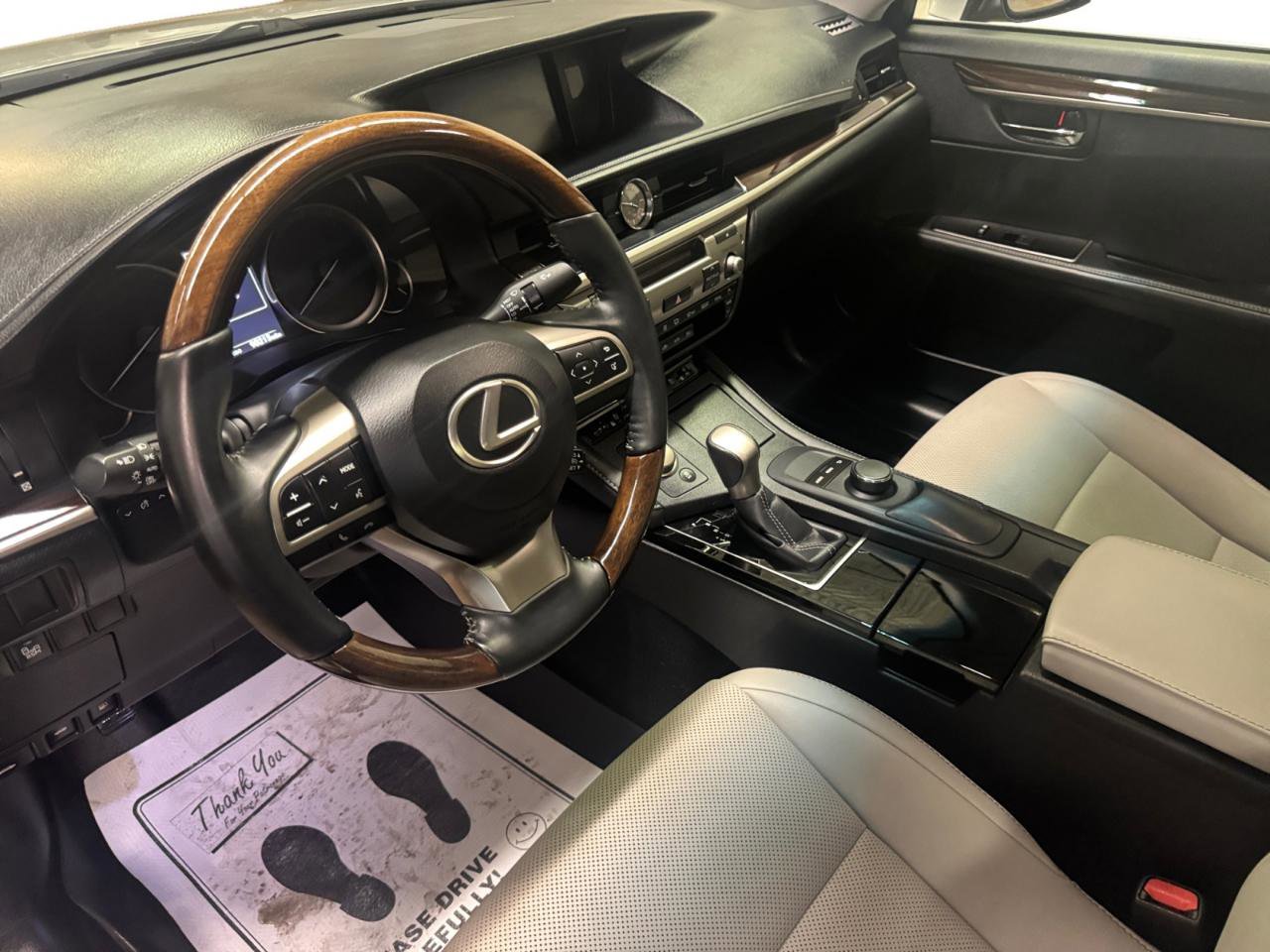 Used 2016 Lexus ES 350 w/ Premium Package w/Wood Trim FWD image 3