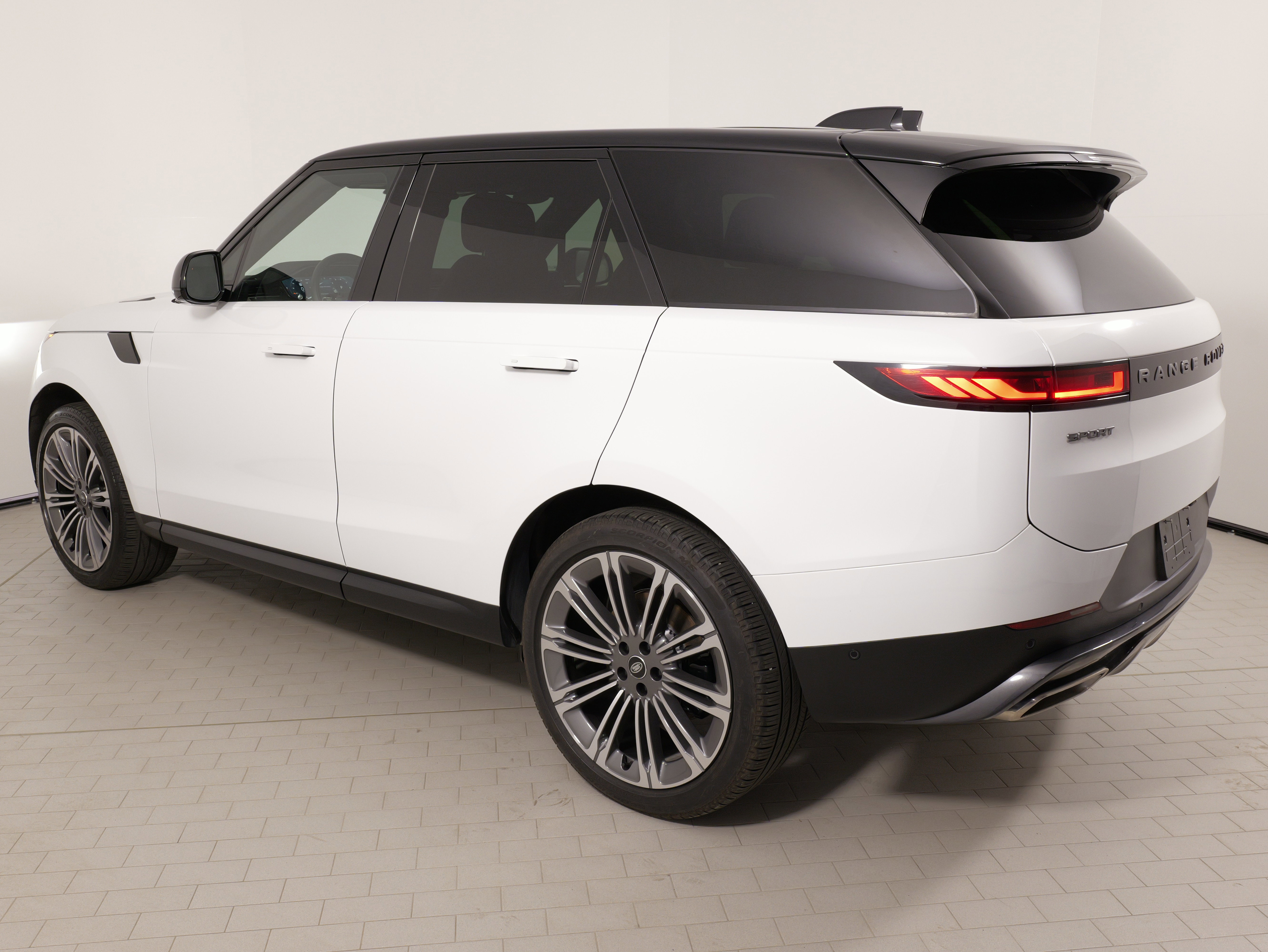 Used 2025 Land Rover Range Rover Sport SE image 14