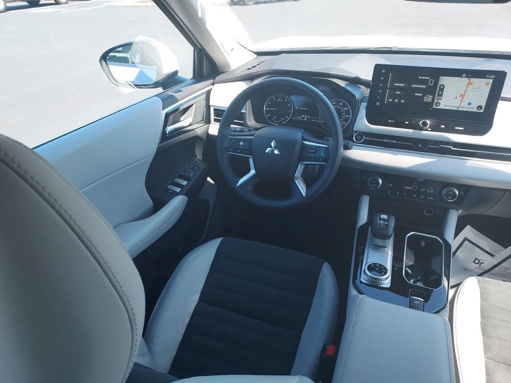 Used 2025 Mitsubishi Outlander SE FWD image 15