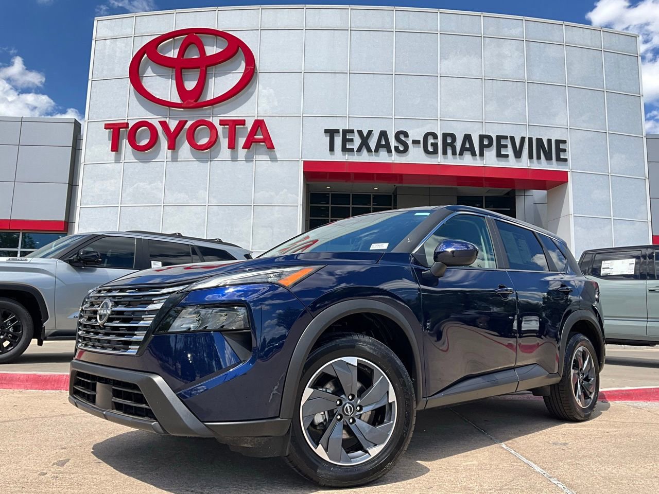 Used 2025 Nissan Rogue SV image 2