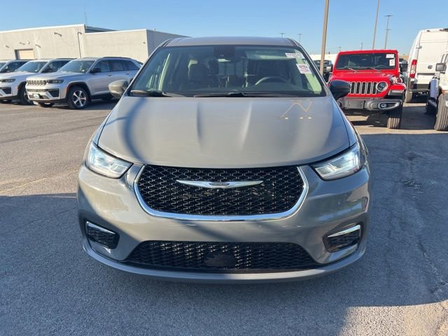 Used 2023 Chrysler Pacifica Touring-L FWD image 6