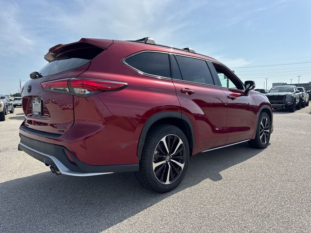 Used 2022 Toyota Highlander XSE FWD image 8