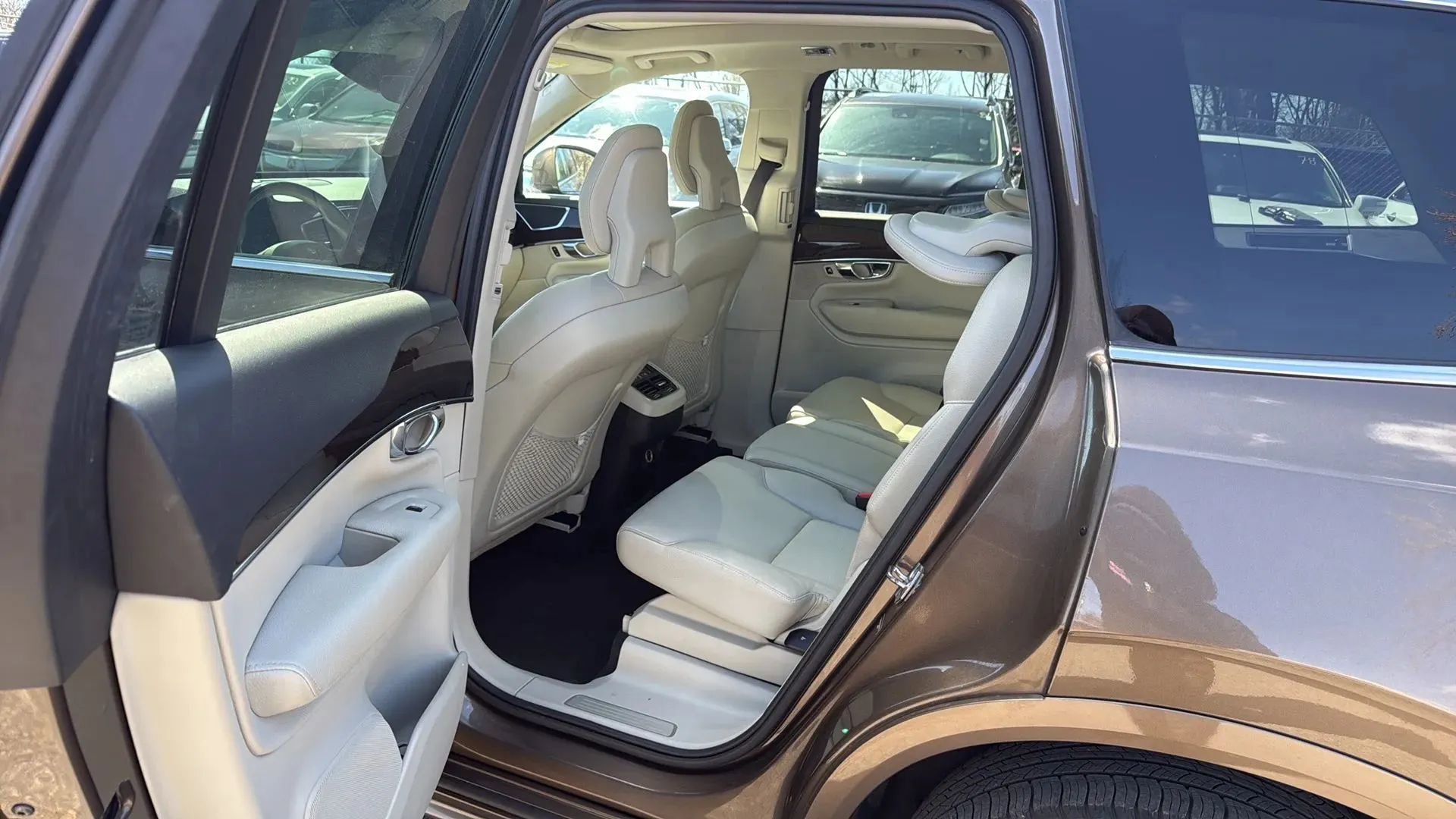 Used 2016 Volvo XC90 T6 Momentum w/ Momentum Plus Package AWD/4WD image 26