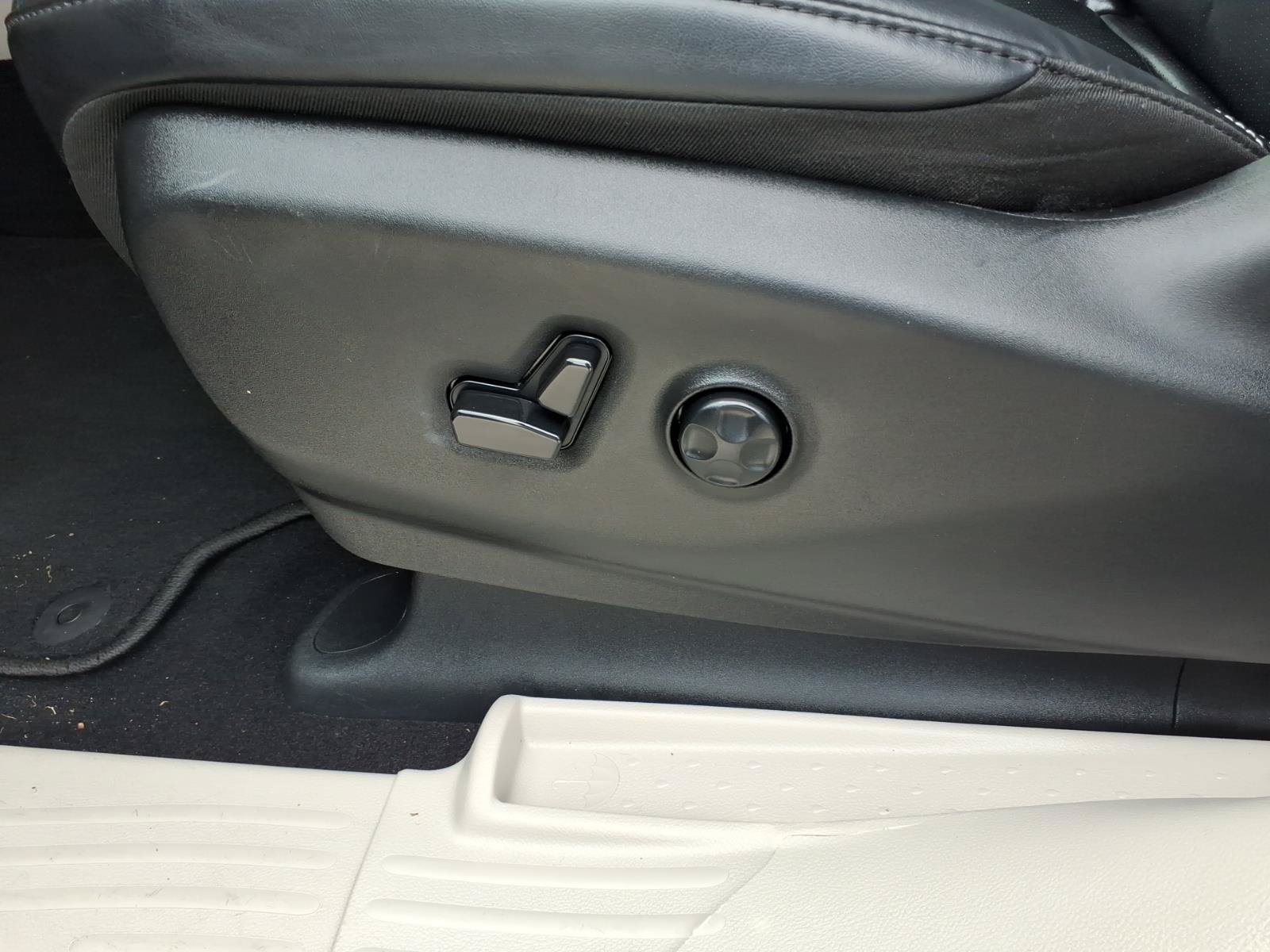 Used 2023 Chrysler Pacifica Touring-L FWD image 11