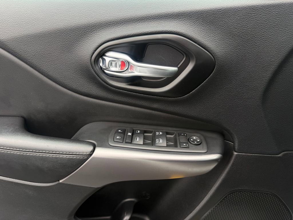 Used 2022 Jeep Cherokee Latitude Lux w/ Mopar Interior Package image 20