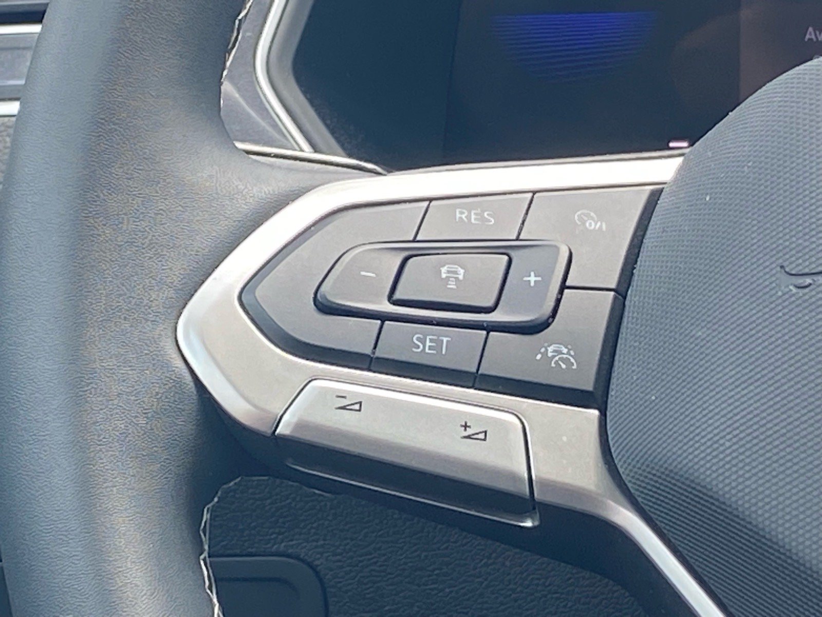 Certified 2024 Volkswagen Tiguan SE AWD/4WD image 7