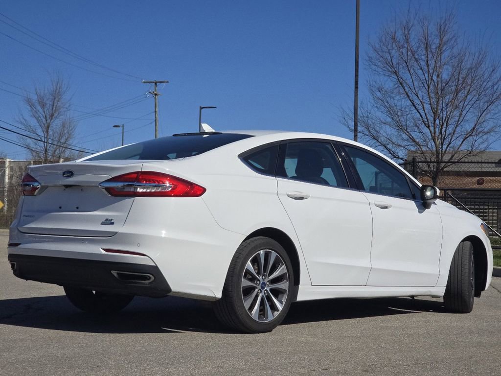 Used 2019 Ford Fusion SE image 16
