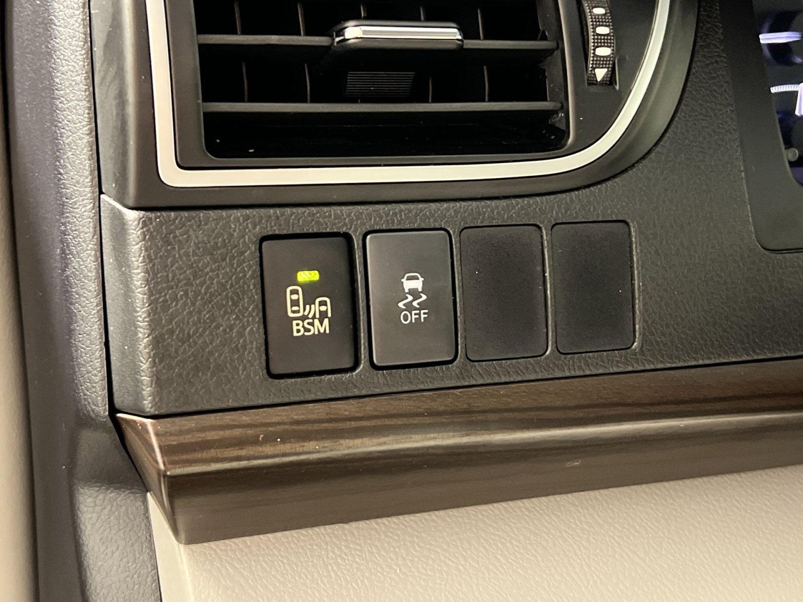 Used 2016 Toyota Camry XLE FWD image 29