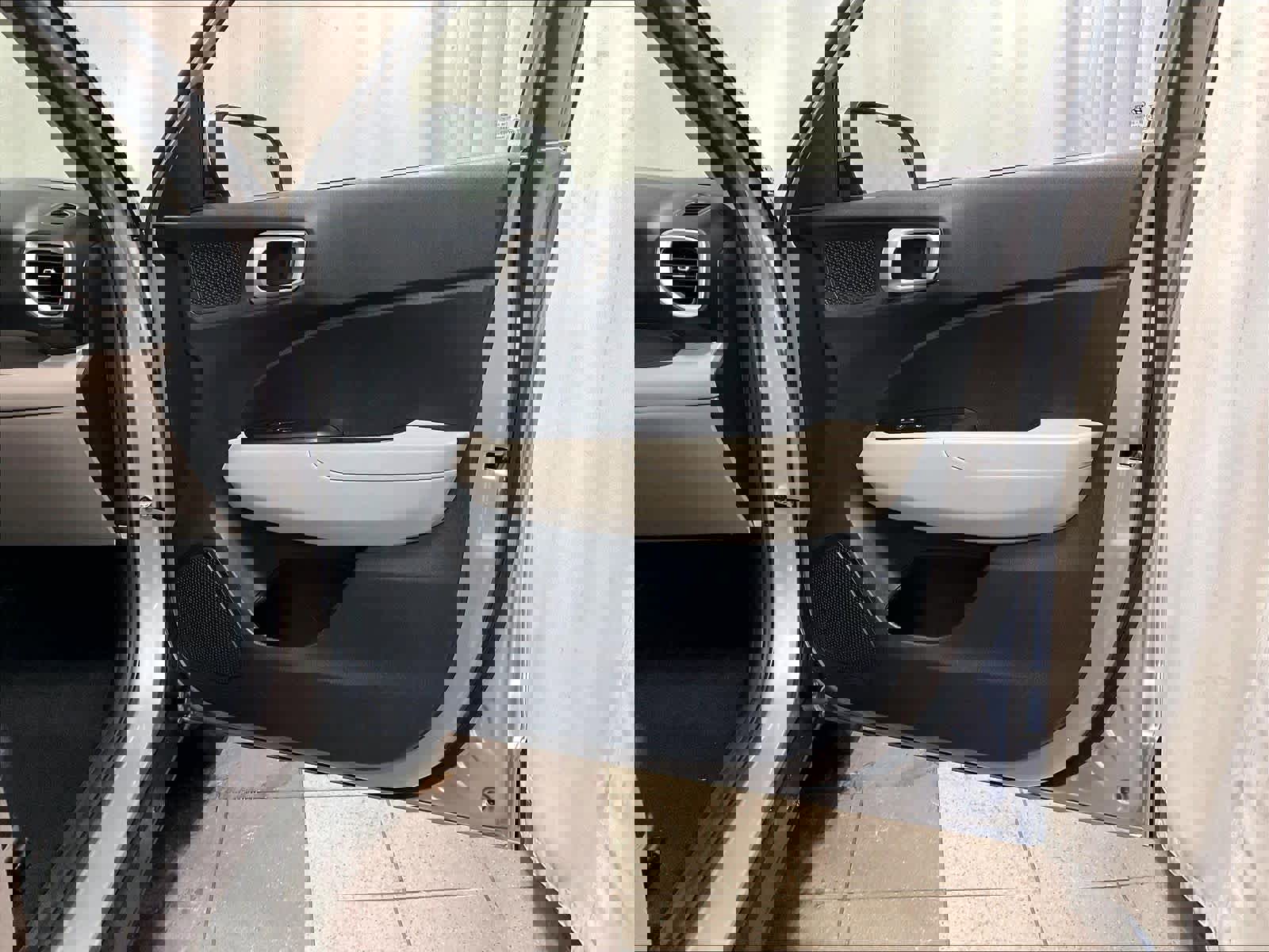 Used 2023 Hyundai Venue SEL image 12