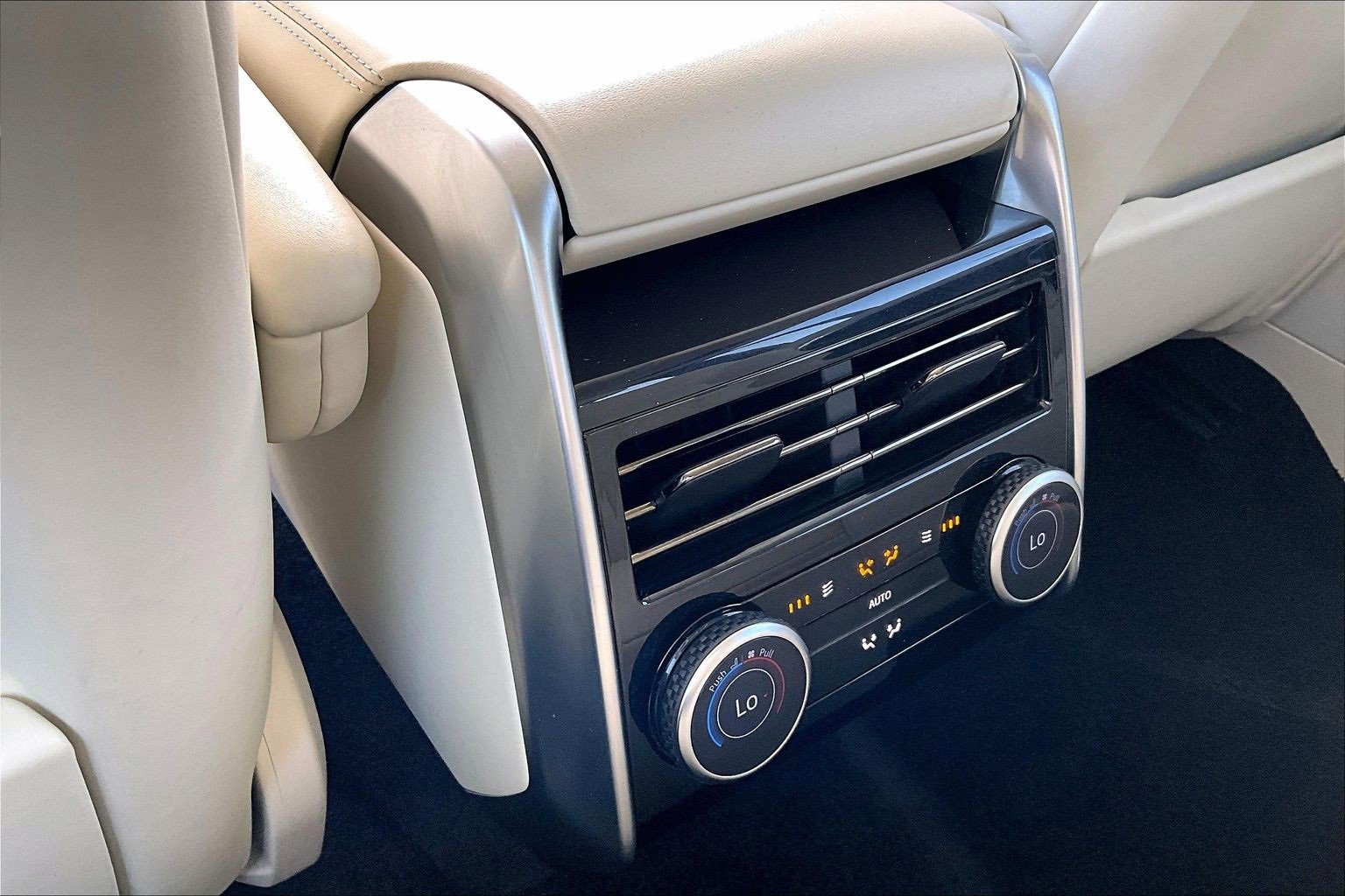 Used 2023 Land Rover Range Rover Long Wheelbase SE image 34