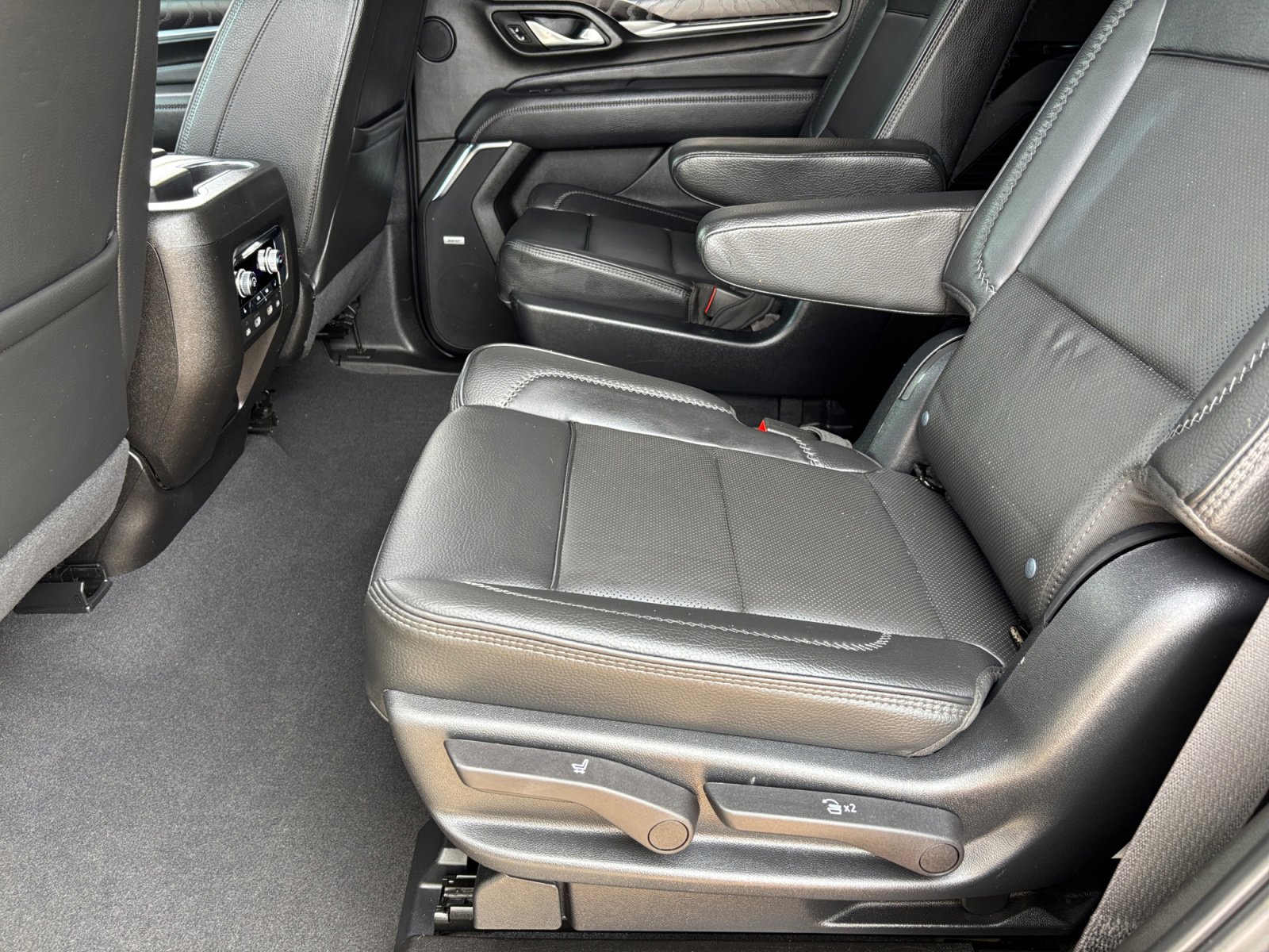 Used 2023 GMC Yukon Denali w/ Advanced Technology Package image 17