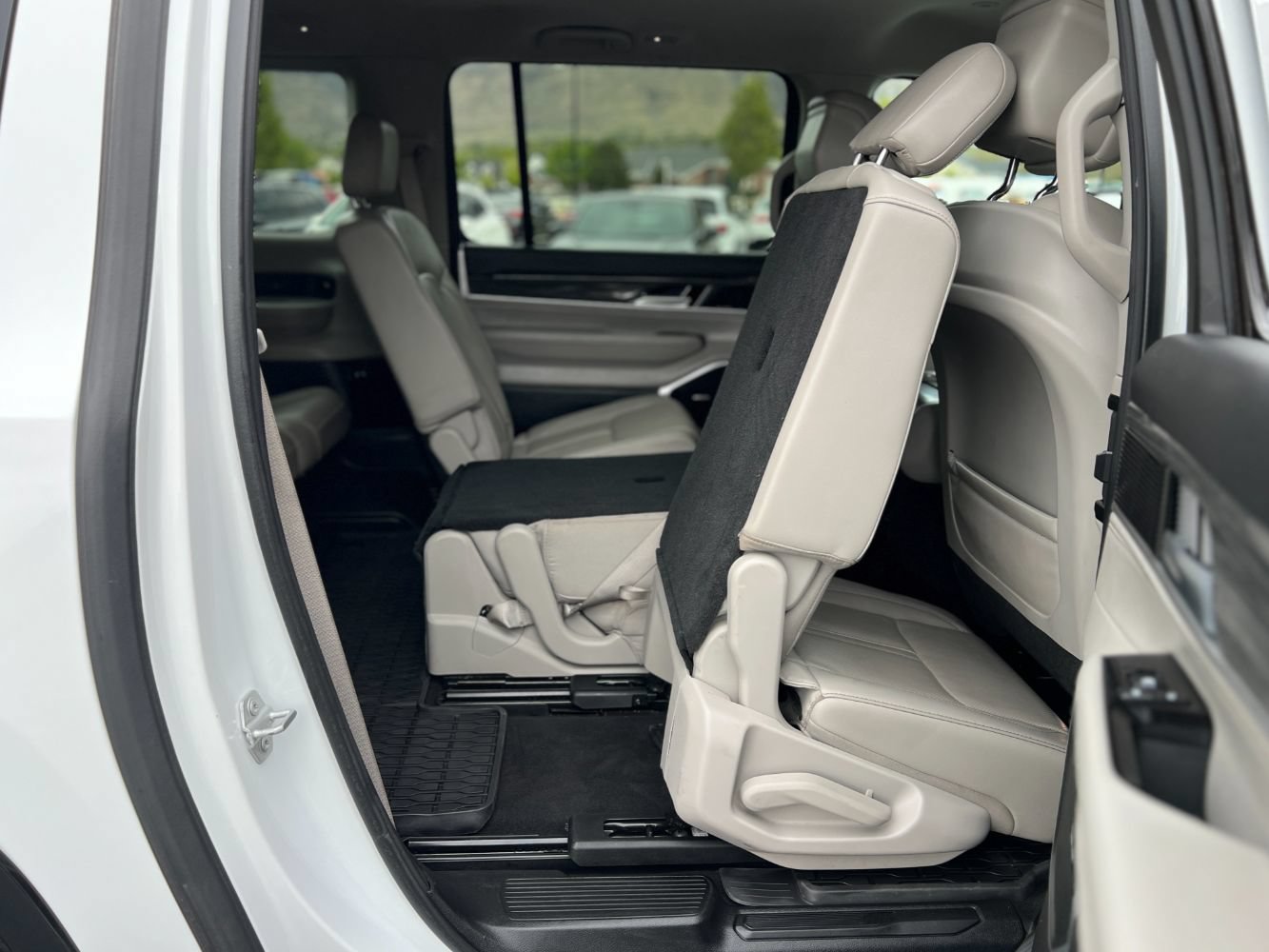 Used 2024 Jeep Wagoneer L Series II w/ Flexible Seating Group RWD image 28