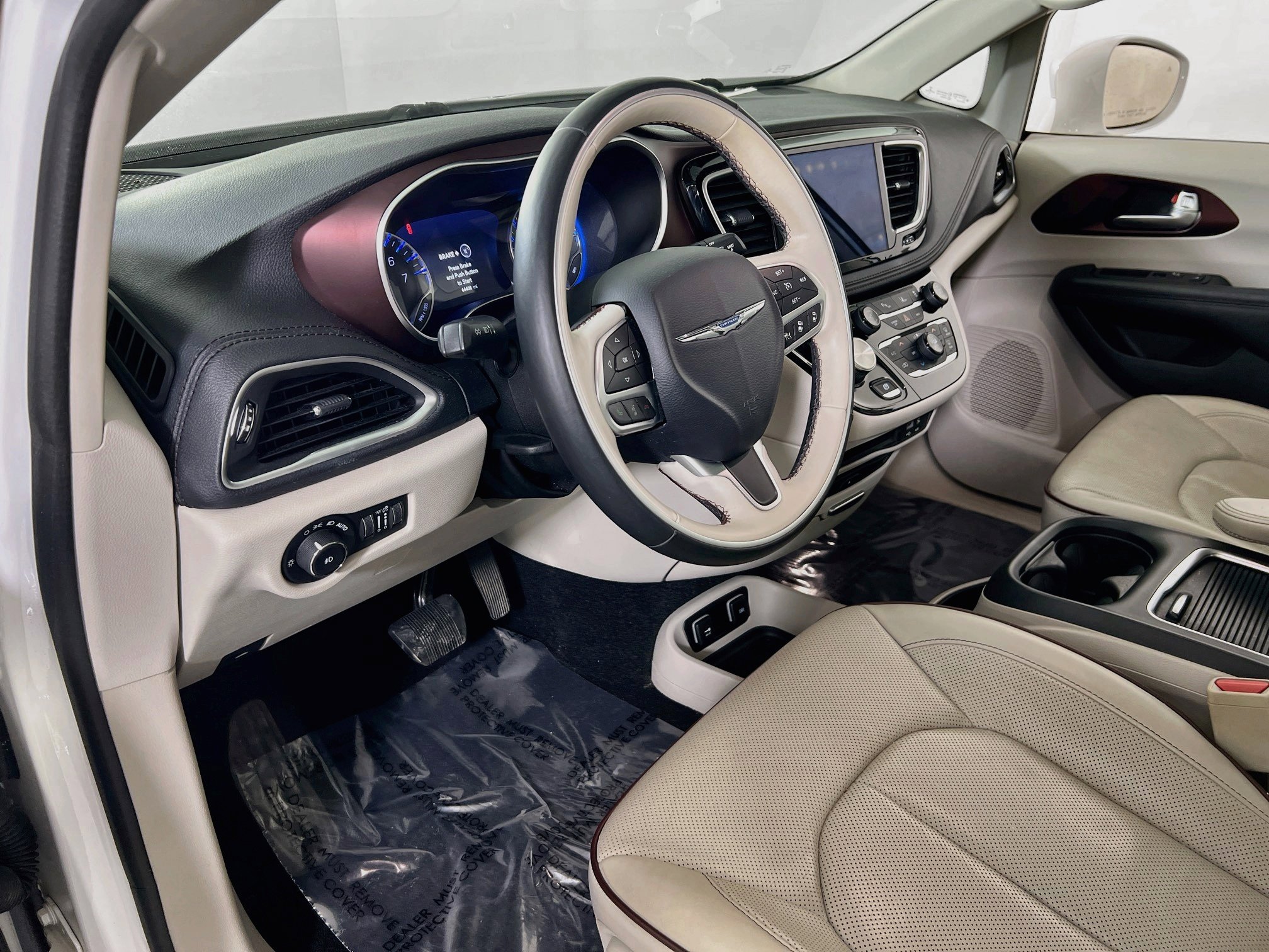 Used 2017 Chrysler Pacifica Limited w/ UConnect Theater Package FWD image 9