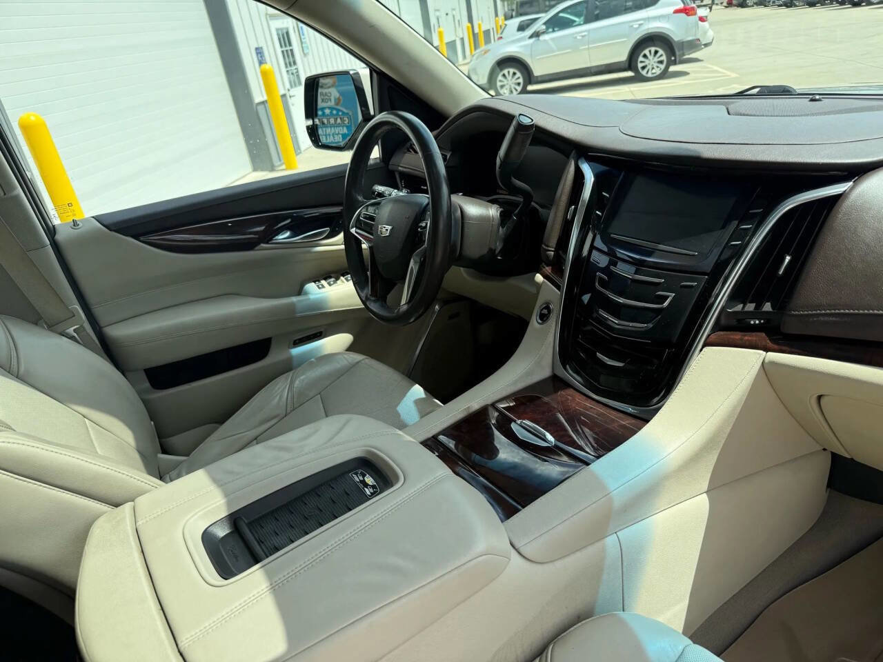 Used 2015 Cadillac Escalade Luxury AWD/4WD image 16