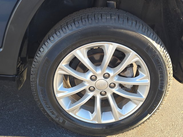 Used 2020 Jeep Cherokee Latitude w/ Cold Weather Group FWD image 12