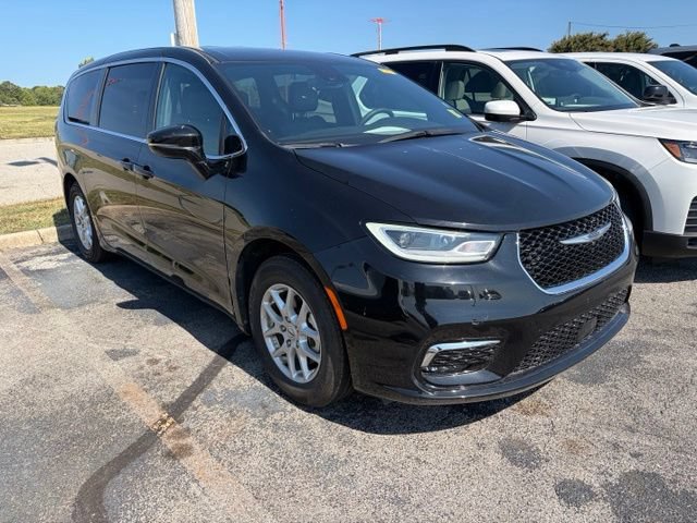 Used 2025 Chrysler Pacifica Select FWD image 3