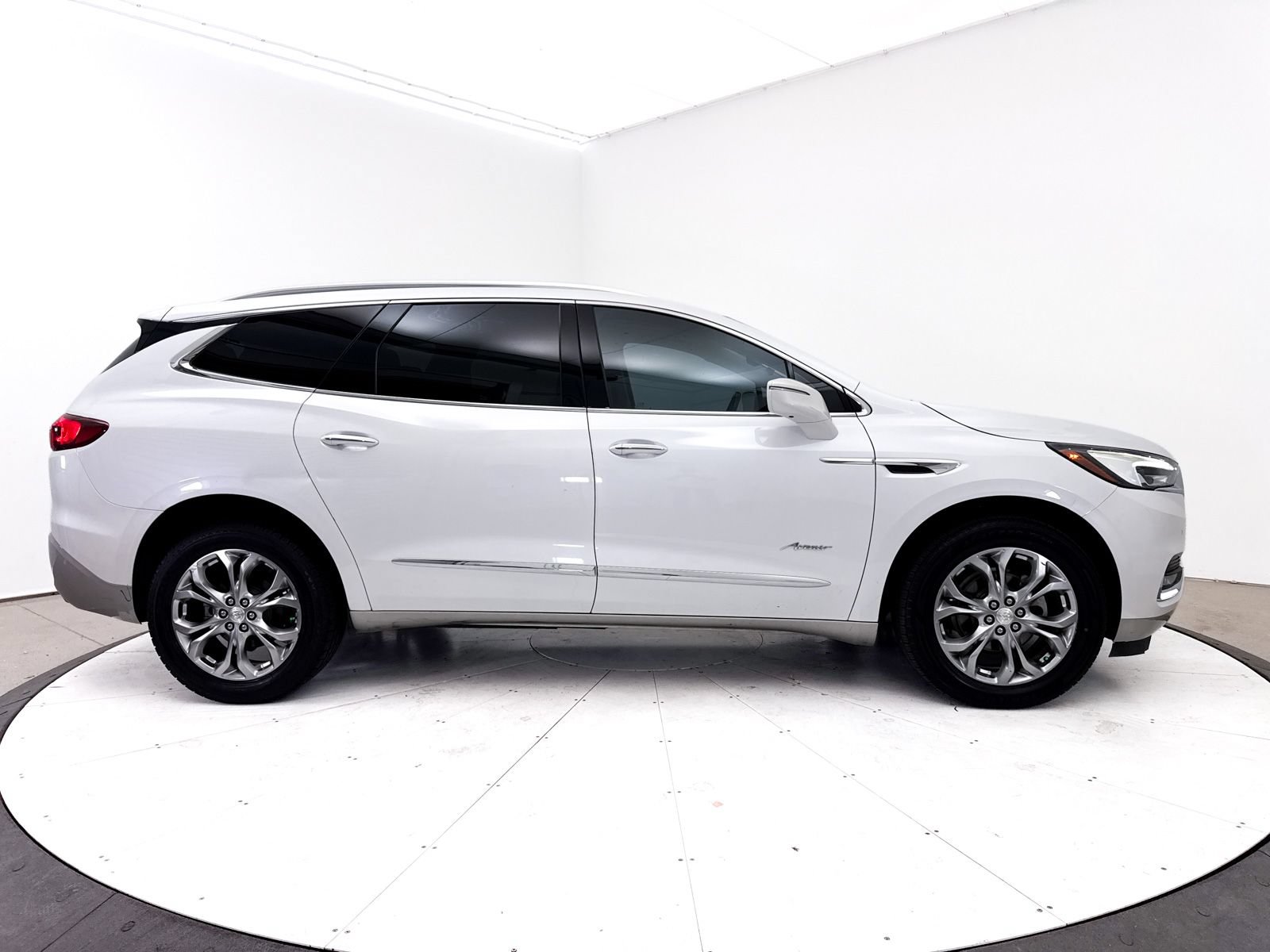 Used 2019 Buick Enclave Avenir w/ Avenir Technology Package FWD image 40