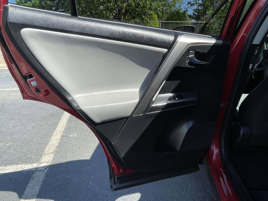 Used 2017 Toyota RAV4 XLE AWD/4WD image 18