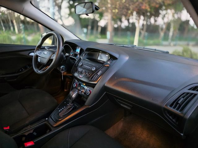 Used 2018 Ford Focus SE w/ SE Appearance Package image 28