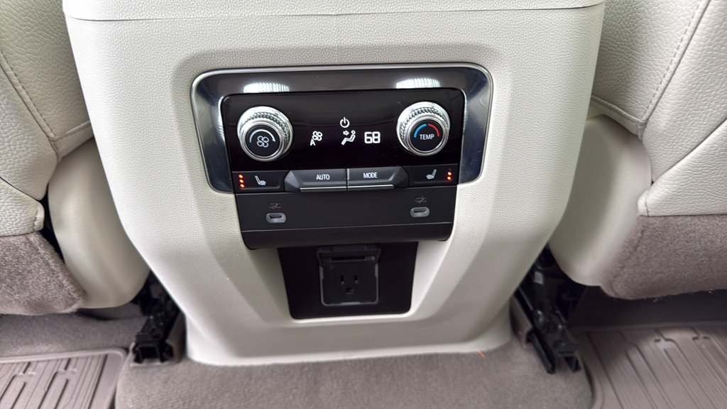 Used 2023 GMC Yukon Denali AWD/4WD image 42
