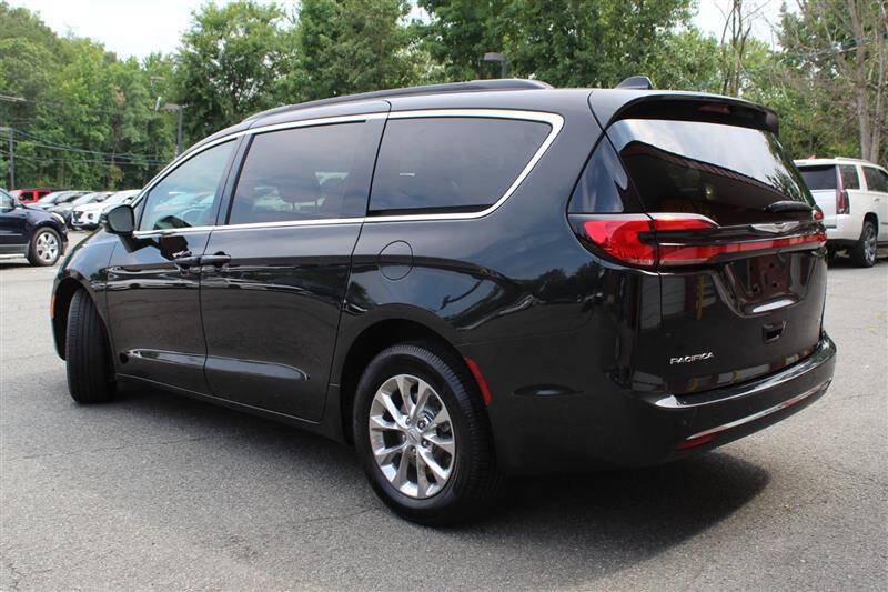 Used 2022 Chrysler Pacifica Touring-L w/ Uconnect Theater Family Group AWD/4WD image 3