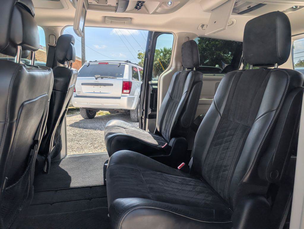 Used 2014 Chrysler Town & Country Touring-L FWD image 10