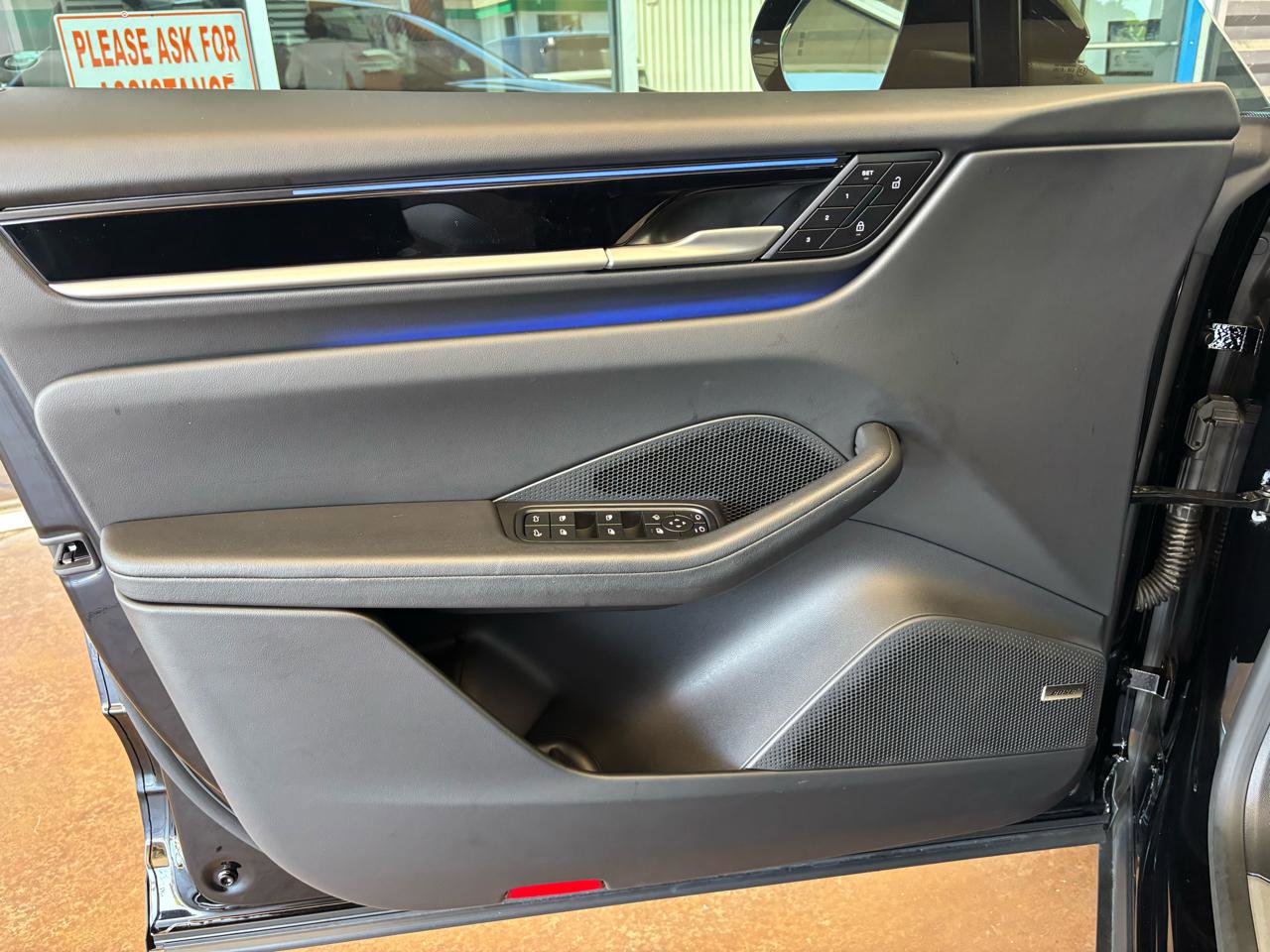 Used 2025 Porsche Macan Electric RWD image 18
