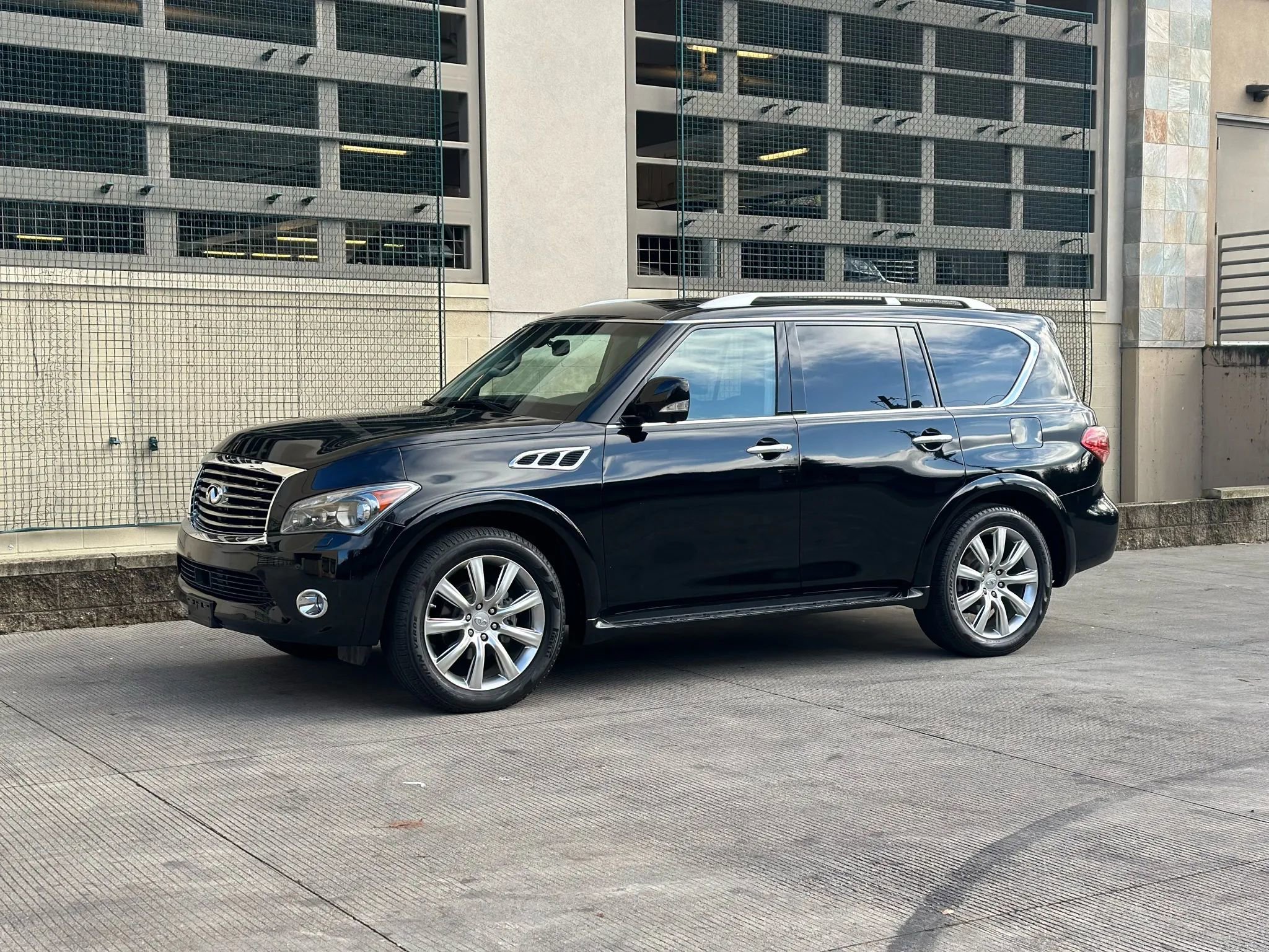 Used 2012 INFINITI QX56 2WD w/ Deluxe Touring Pkg image 8
