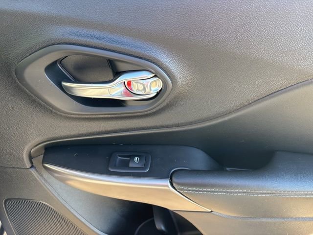 Used 2019 Jeep Cherokee Latitude w/ Cold Weather Group image 34