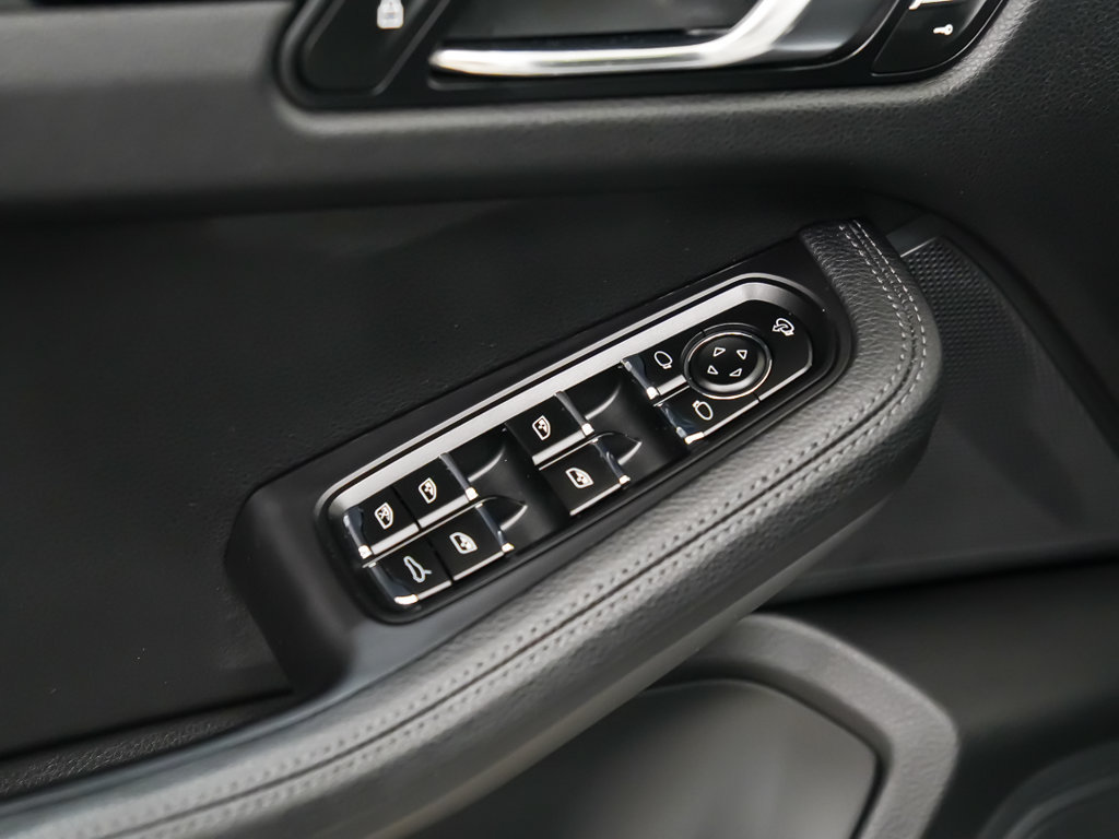 Certified 2024 Porsche Macan AWD/4WD image 20