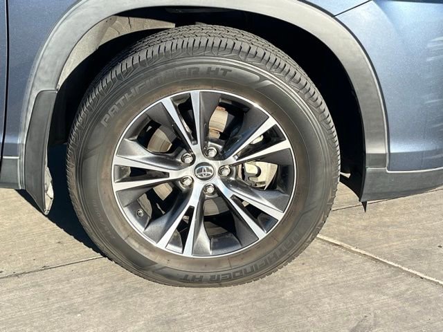 Used 2019 Toyota Highlander LE AWD/4WD image 5