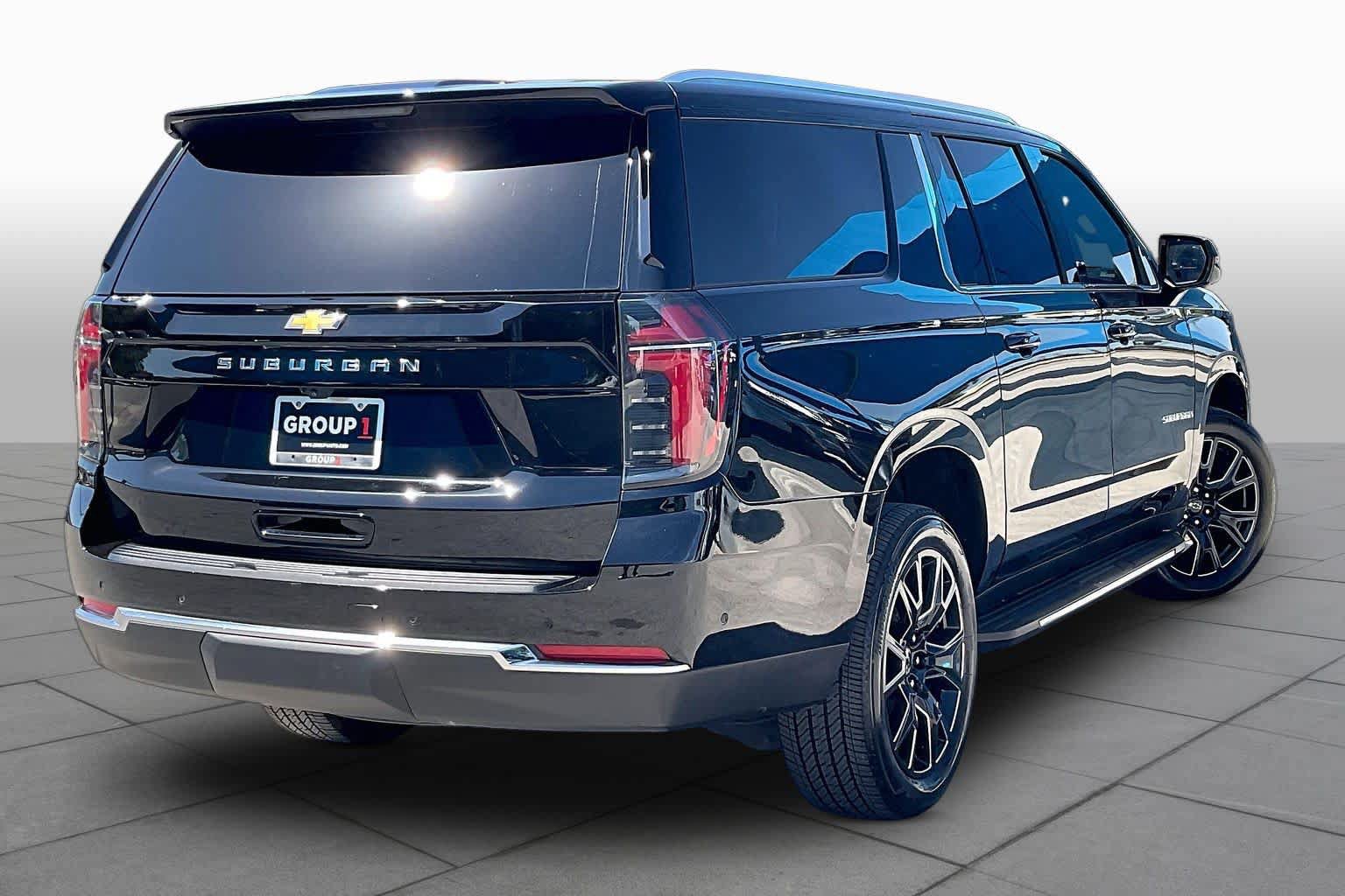 Used 2025 Chevrolet Suburban LS RWD image 12