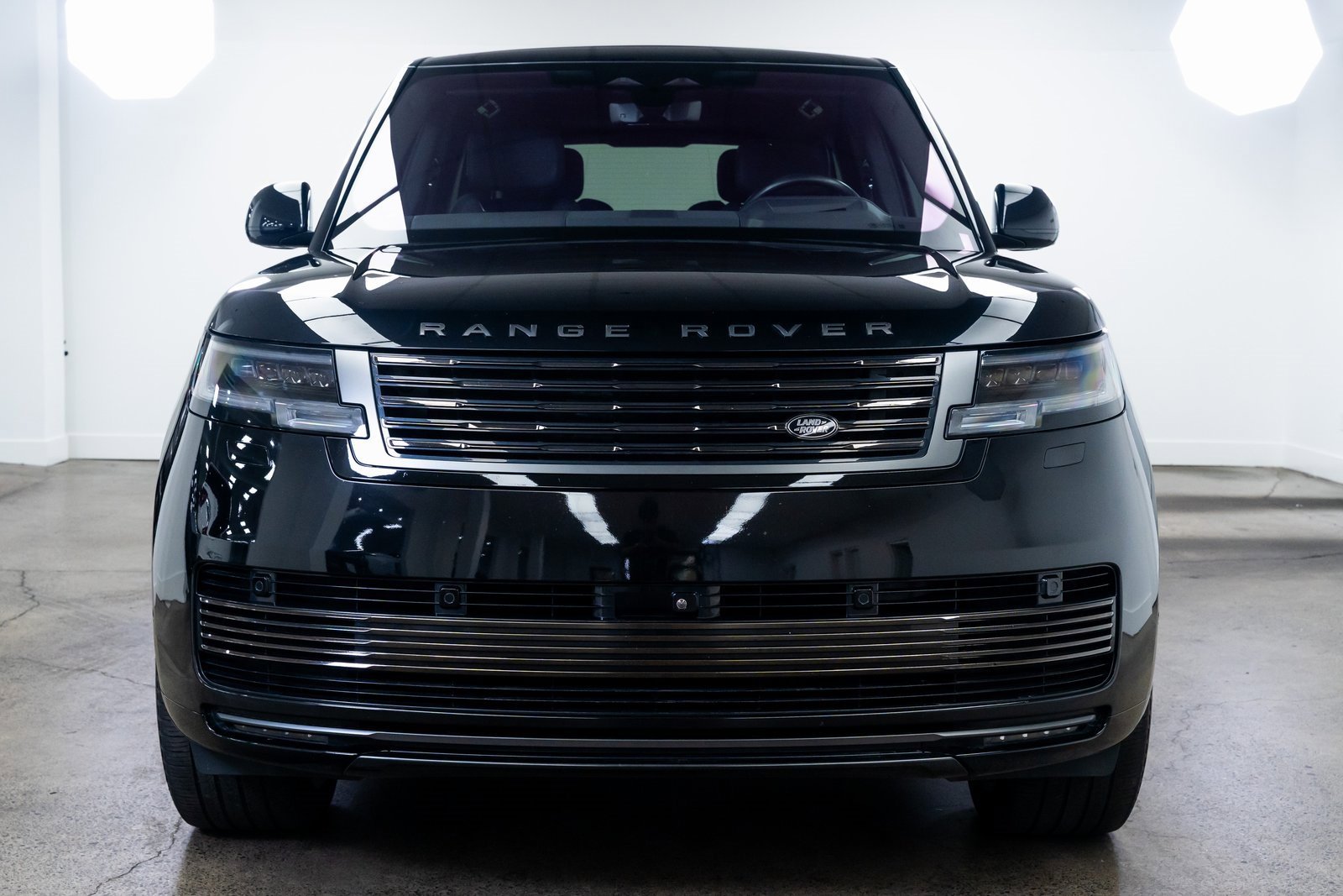 Used 2023 Land Rover Range Rover SV image 2