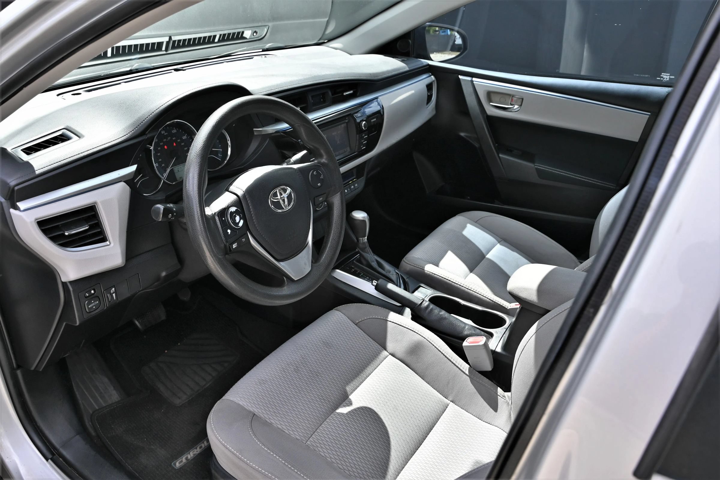 Used 2015 Toyota Corolla LE FWD image 14