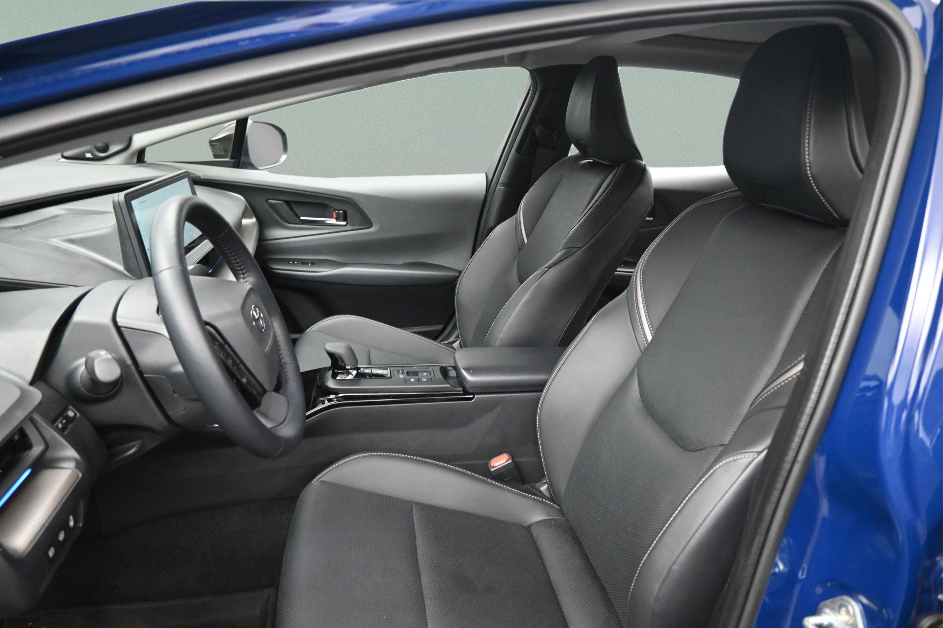 Used 2025 Toyota Prius Limited w/ Limited Premium Package FWD image 32