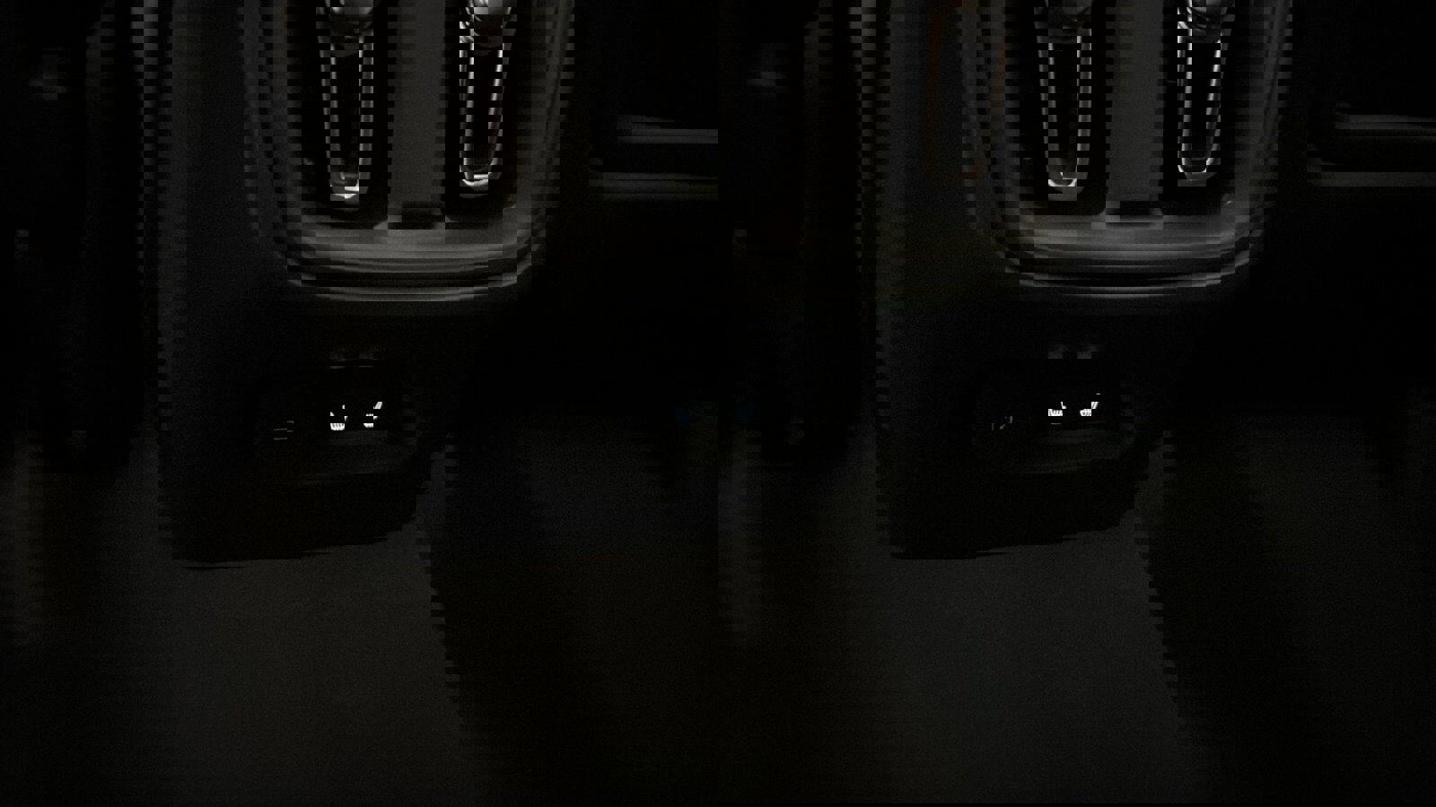 Used 2023 Volvo XC40 B5 Ultimate w/ Climate Package image 28