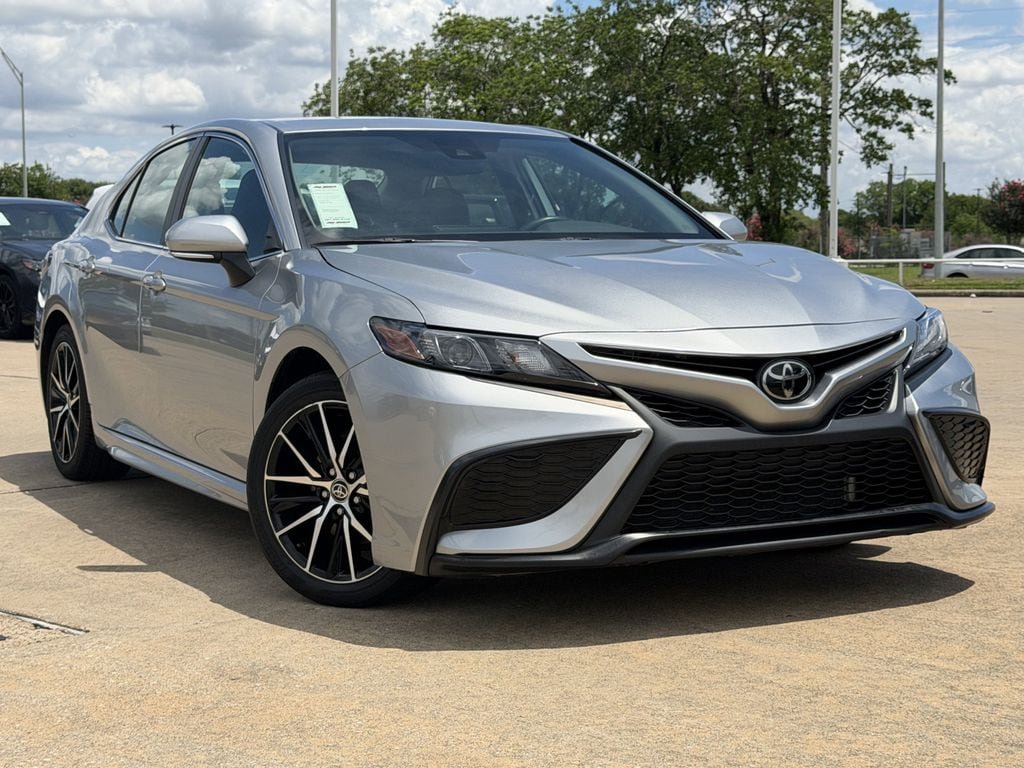 Used 2024 Toyota Camry SE FWD image 2