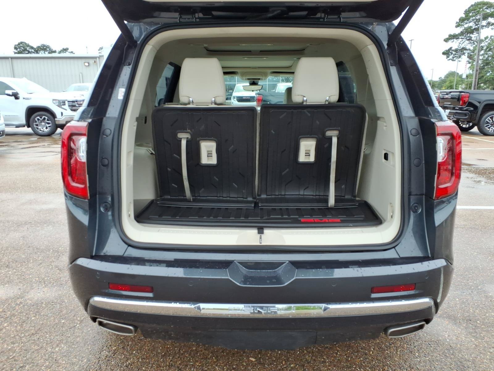 Used 2021 GMC Acadia Denali w/ Denali Technology Package FWD image 5