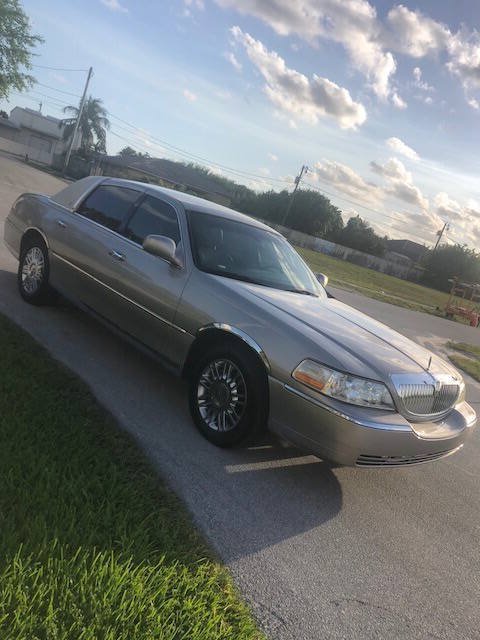 Used 2003 Lincoln Town Car Executive RWD image 3