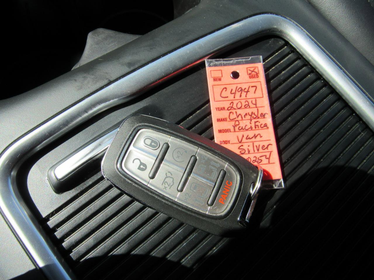 Used 2024 Chrysler Pacifica Touring-L FWD image 15