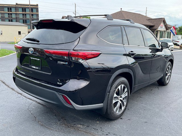 Used 2021 Toyota Highlander XLE AWD/4WD image 7