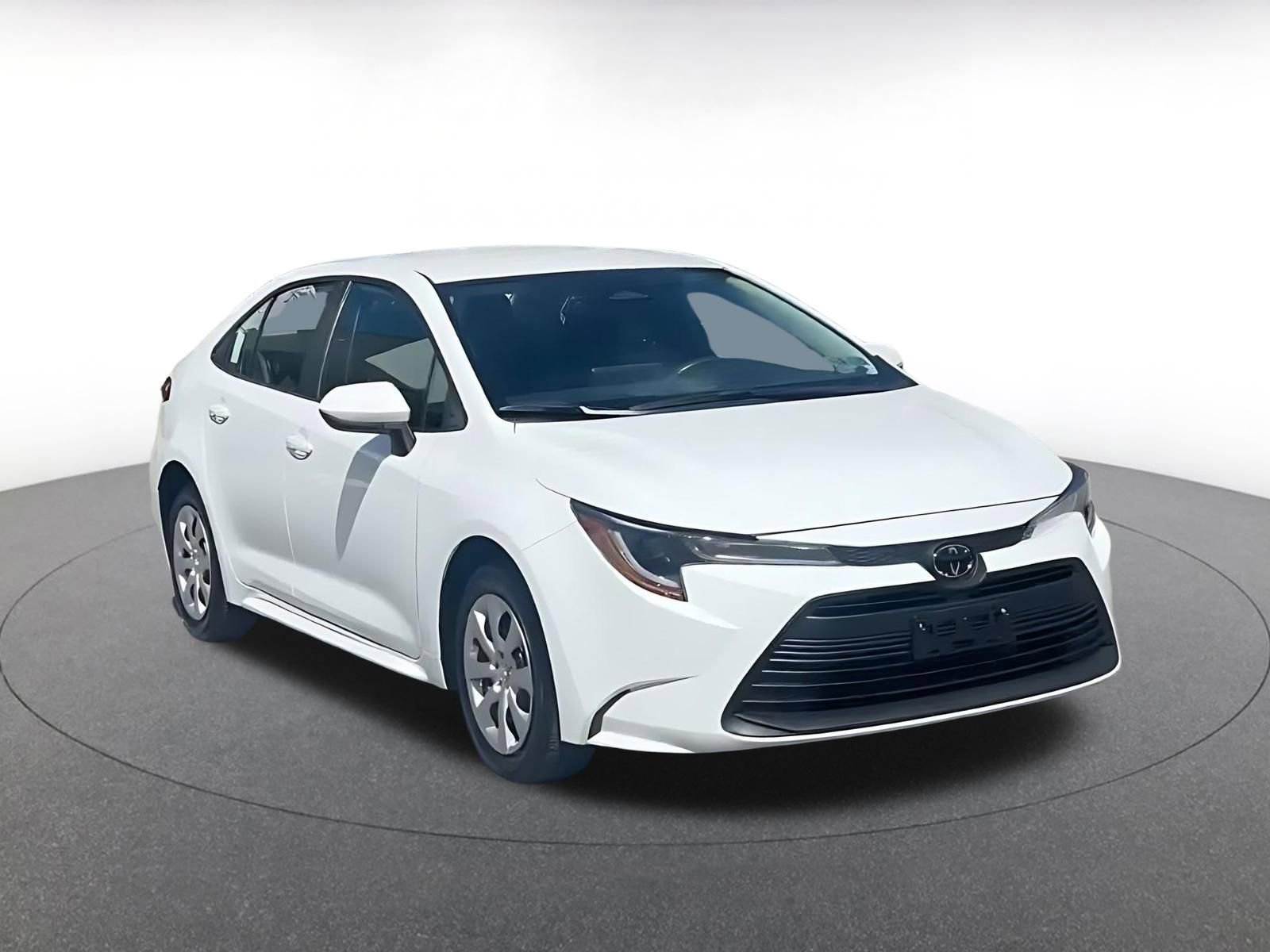Used 2025 Toyota Corolla LE image 3