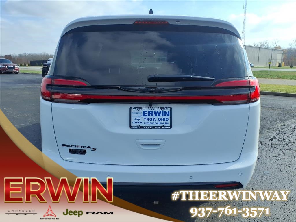 New 2026 Chrysler Pacifica Select w/ S Appearance Package image 4