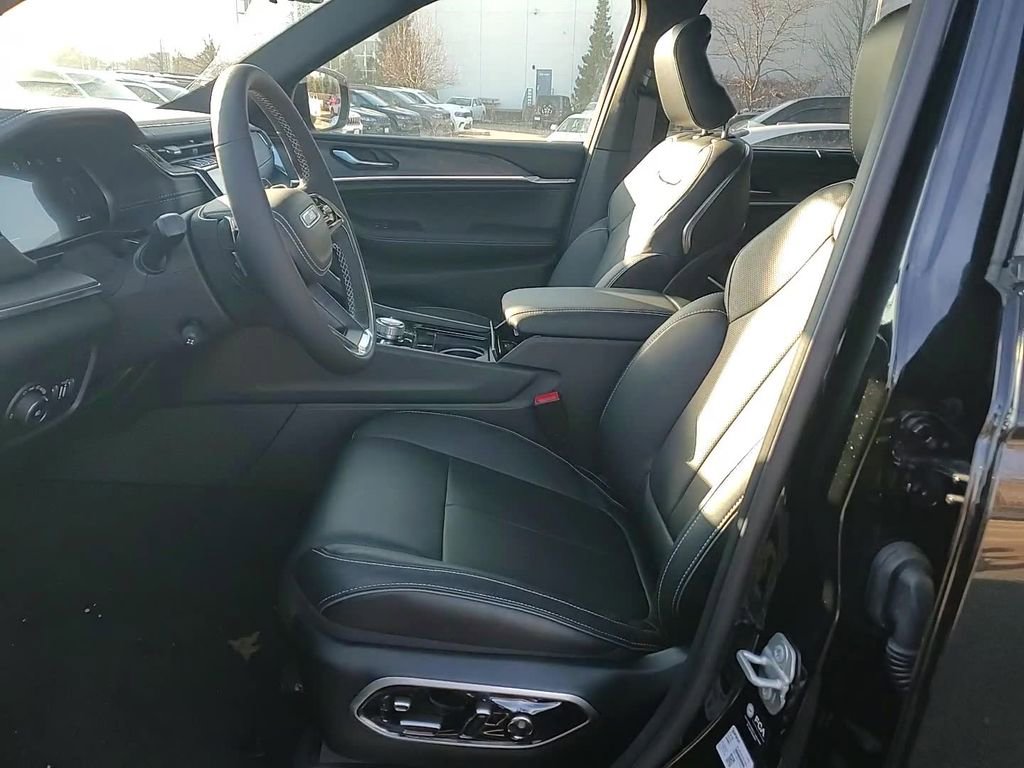 New 2025 Jeep Grand Cherokee L Overland w/ Luxury Tech Group IV image 9