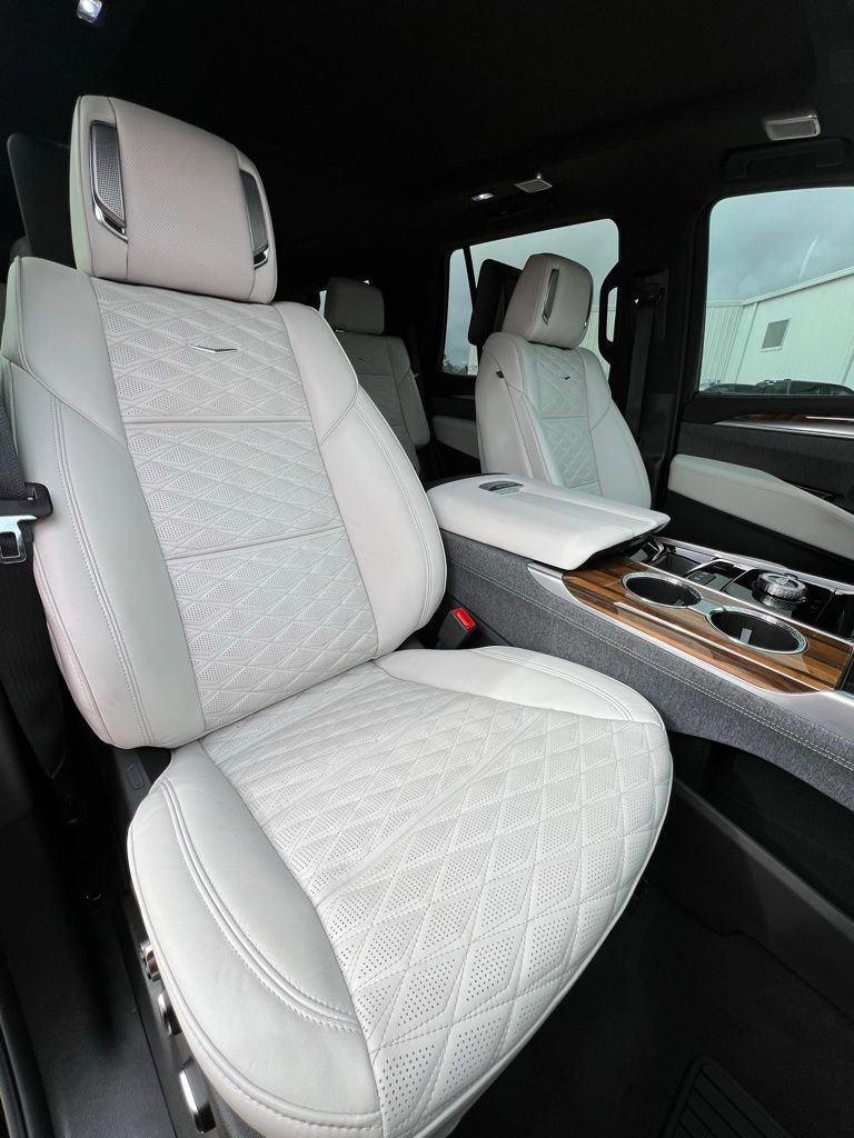 Used 2025 Cadillac Escalade Sport Platinum w/ LPO, ONYX Package image 24